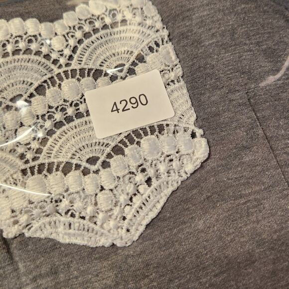 🌼SO Top Womens Size Medium Long Sleeve Gray Tee Lace Pocket - Picture 12 of 12